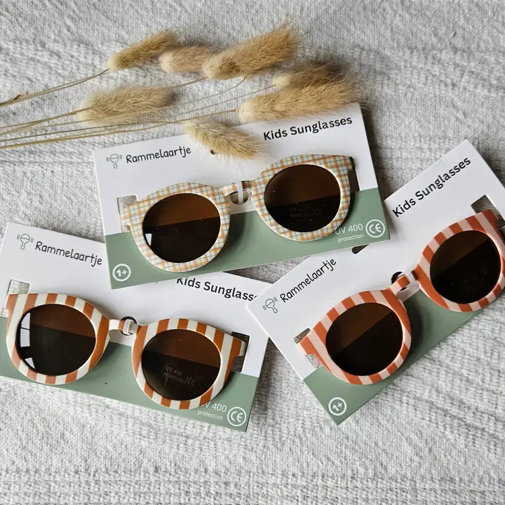 Vaikiški saulės akiniai su UV400 apsauga, dryžuoti – smėlio / rudos spalvos