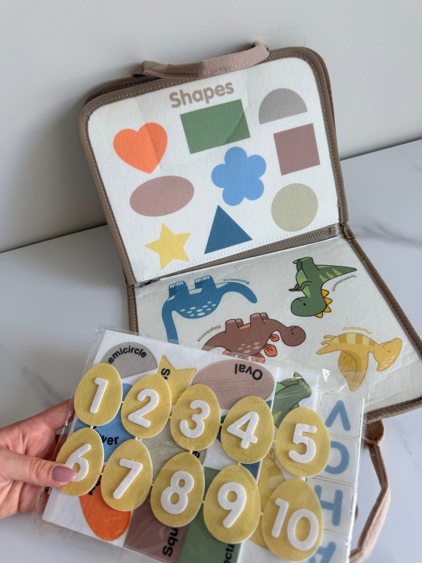 Sensorinė Montessori manipuliacinė lenta lagamine „Dinozauras“