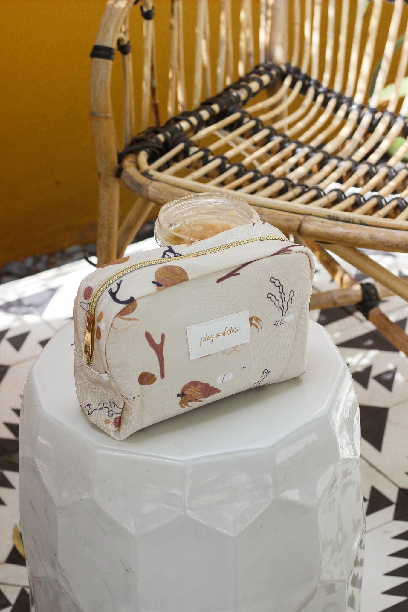 Smėlio spalvos kosmetinė