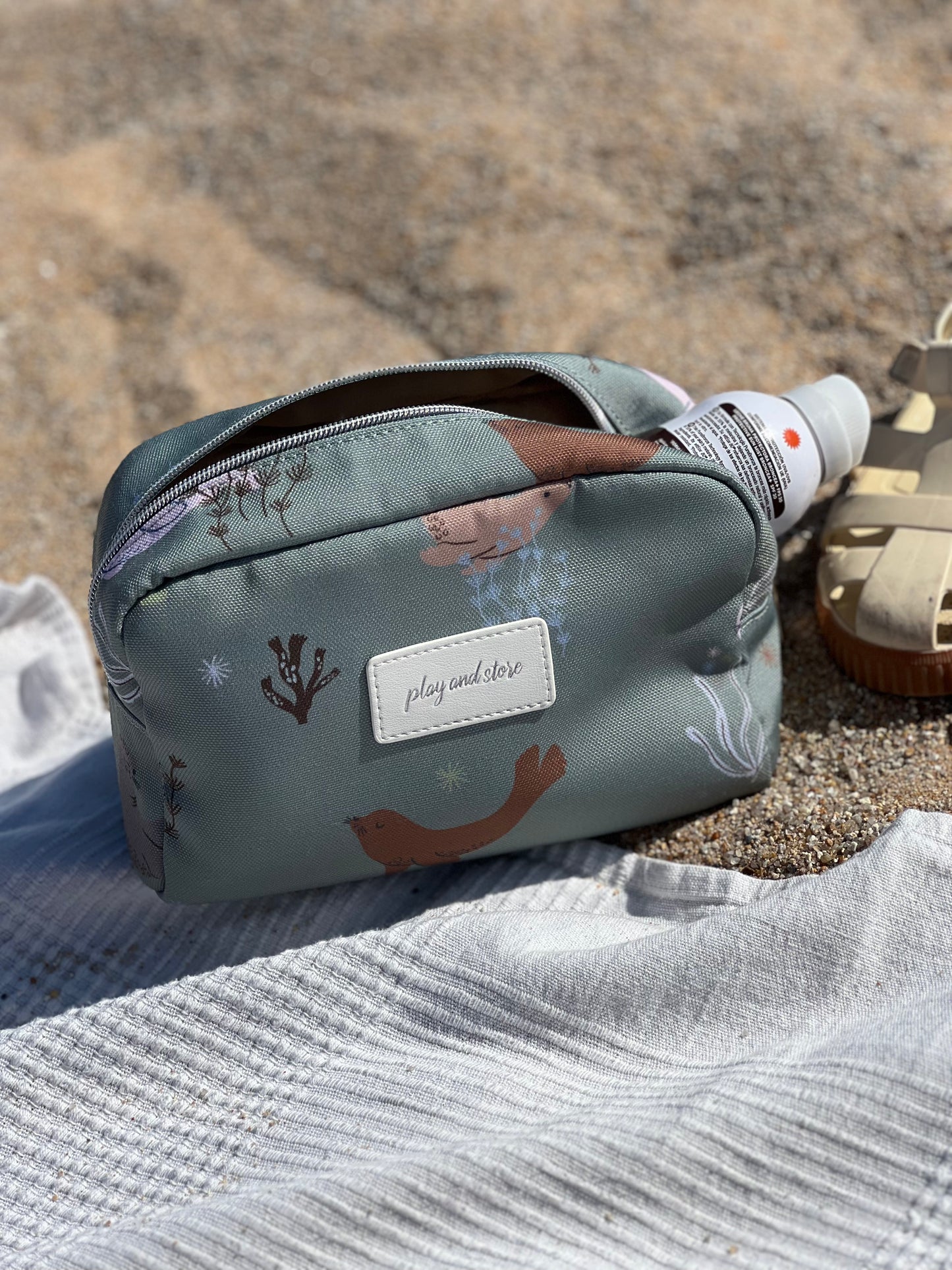 Žalios spalvos kosmetinė