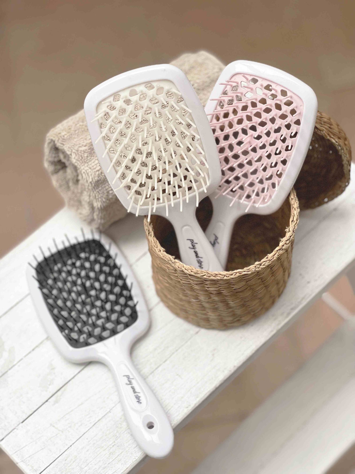 Baltos plaukų šukos