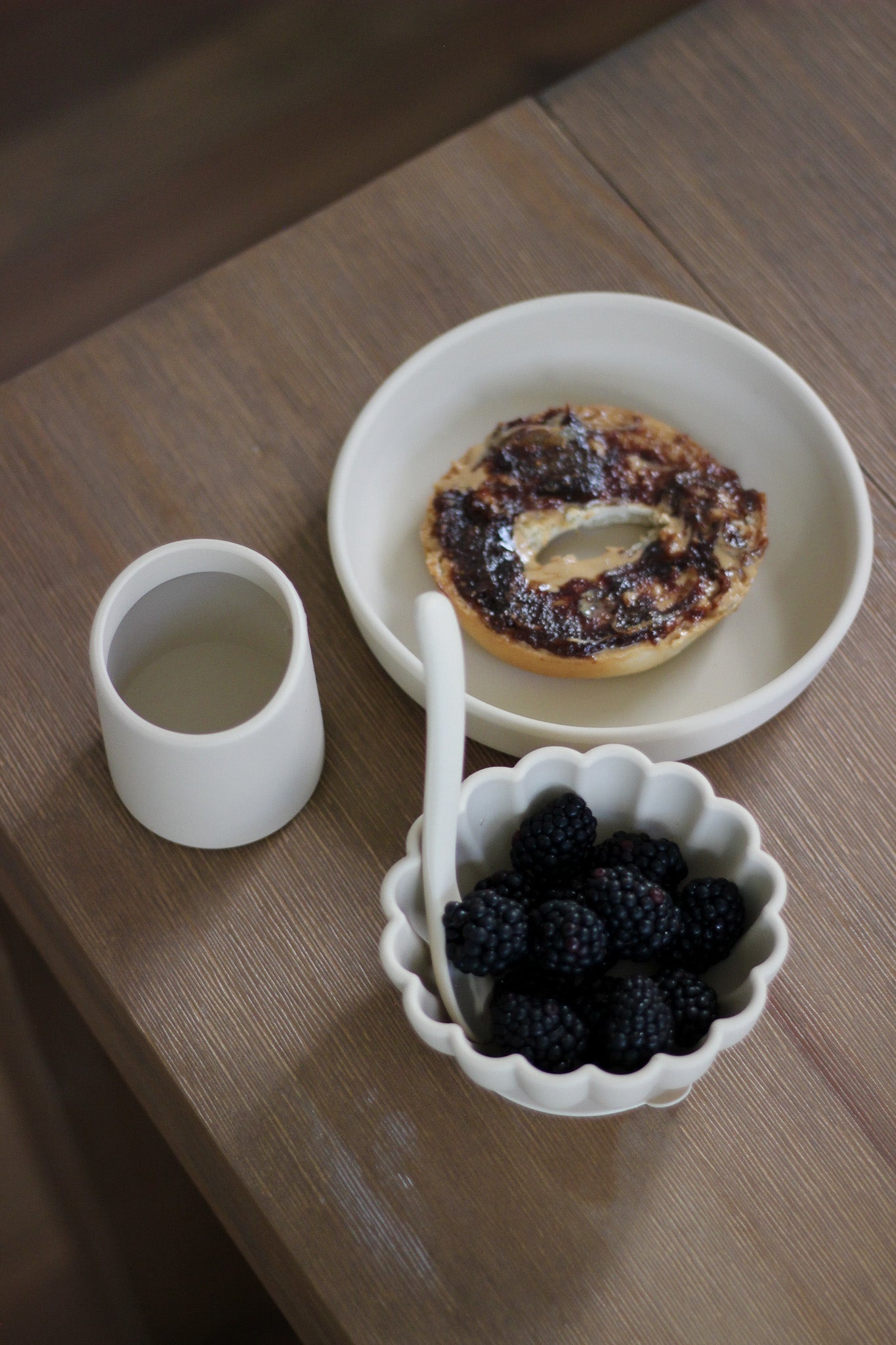 Smėlio spalvos indų rinkinys