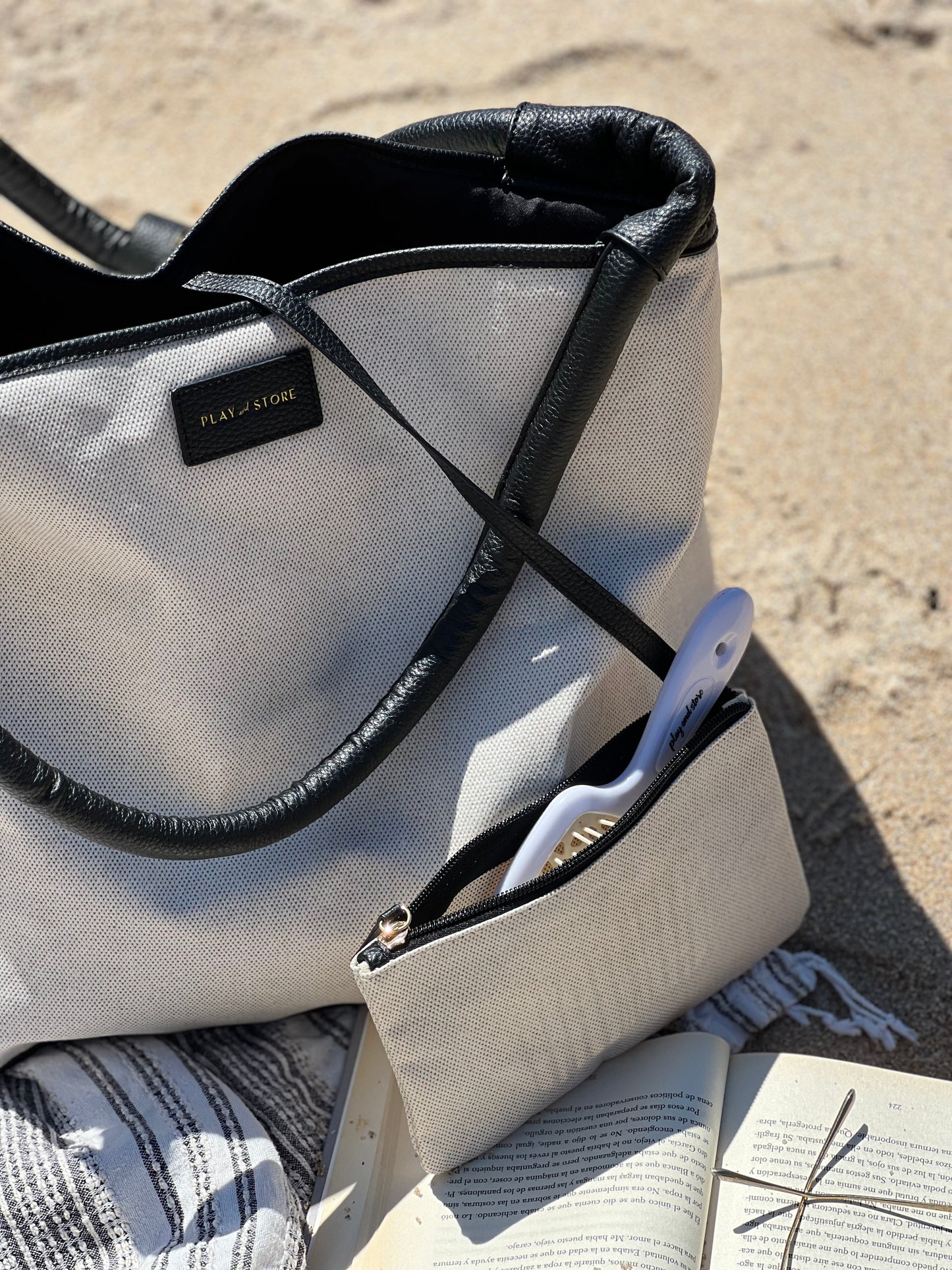 Juoda paplūdimio tašė