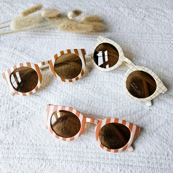 Vaikiški saulės akiniai su UV400 apsauga, dryžuoti – švelni rožinės / karamelės spalvos