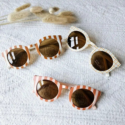 Vaikiški saulės akiniai su UV400 apsauga, dryžuoti – švelni rožinės / karamelės spalvos