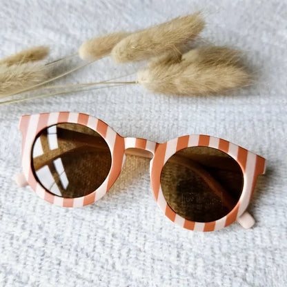 Vaikiški saulės akiniai su UV400 apsauga, dryžuoti – švelni rožinės / karamelės spalvos