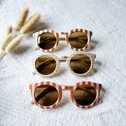 Vaikiški saulės akiniai su UV400 apsauga, dryžuoti – smėlio / rudos spalvos